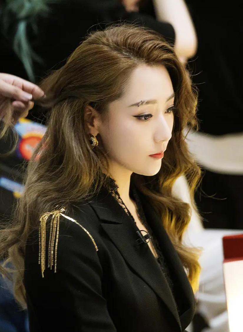 她是英皇在内地一姐,靠成龙力捧出演《神话》,礼服事件备受争议