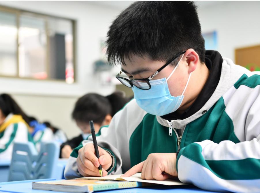 初三体育中考1000米800米评分标准,中考体测大部分孩子1000米成绩