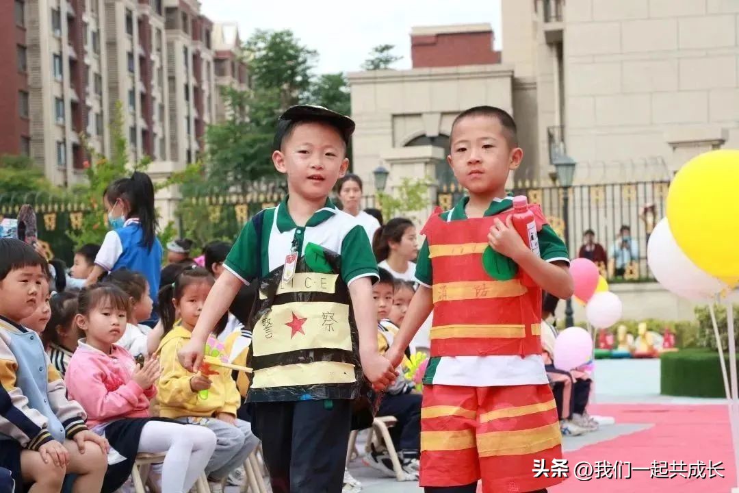 六一环保时装秀视频,幼儿园六一儿童节环保时装秀