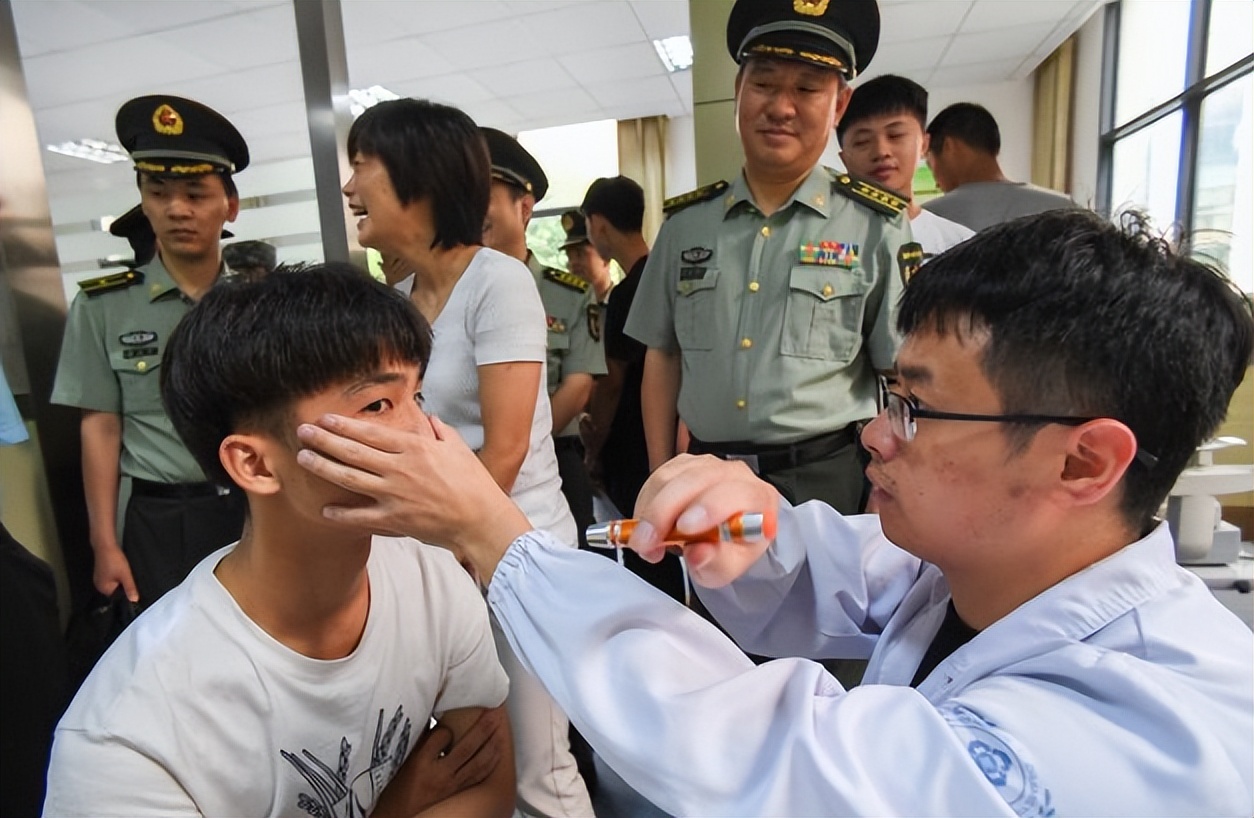 高考体检要求“脱*裤内**”,学生尴尬脸红,往届生:还有更尴尬的呢