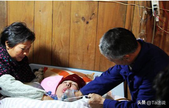 06年浙江男孩失去呼吸，父母捏球5000万次，用呼吸机为儿续命5年