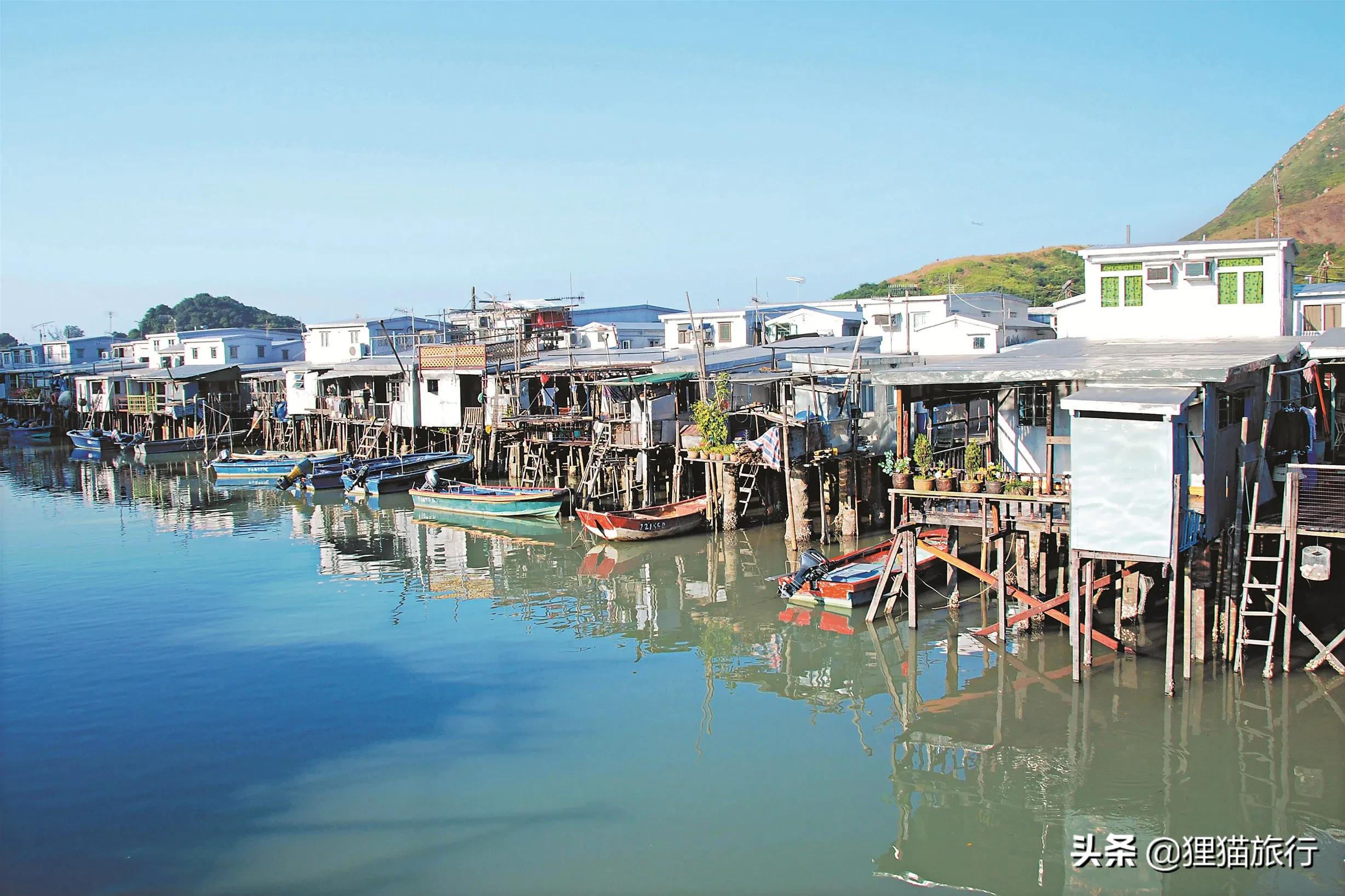 香港最大岛屿大屿山属于离岛区和荃湾区,有长沙海滩和水上棚屋