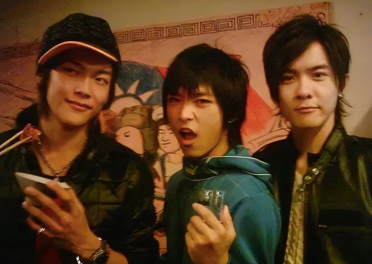 29岁离开组合沉寂十三年,四大偶像组合现状