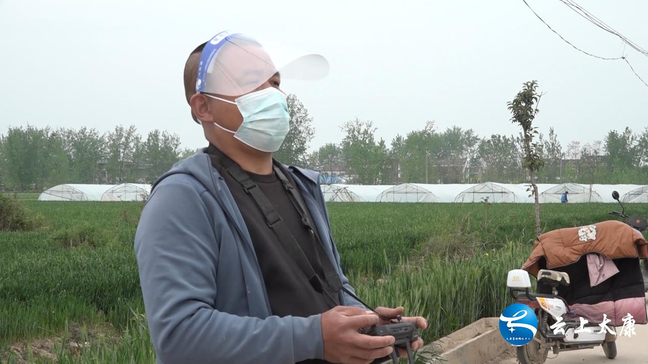 网格员协助种植大户寻找插秧机,农业技术员田间地头护航春耕