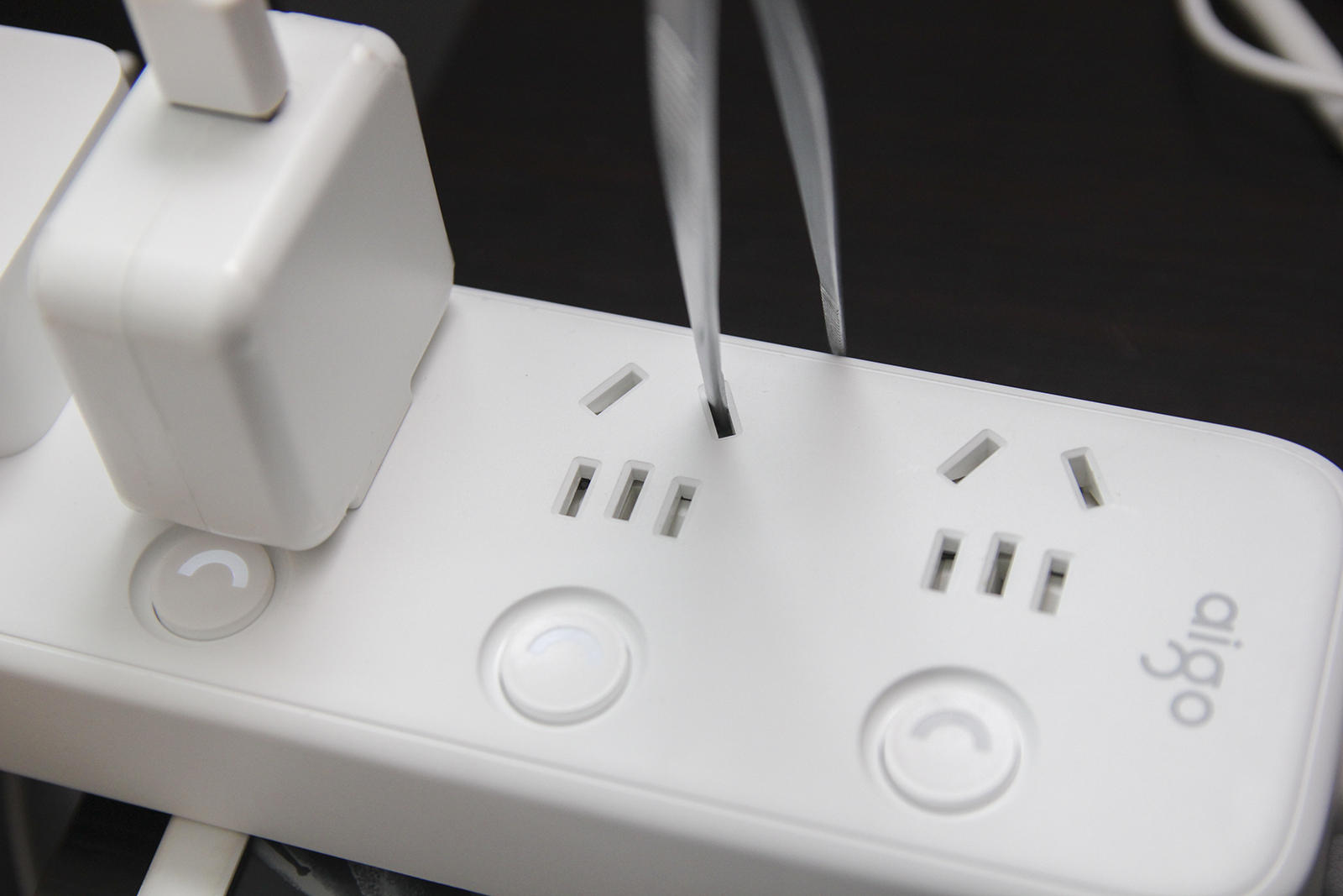 aigo前面板拆解,aigo65w插线板