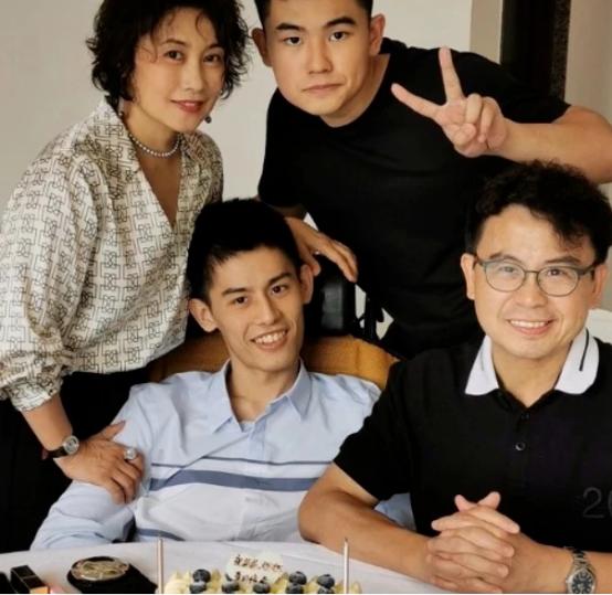 来内地养老的七位港星：农村盖大别墅，免费坐公交，生活很滋润