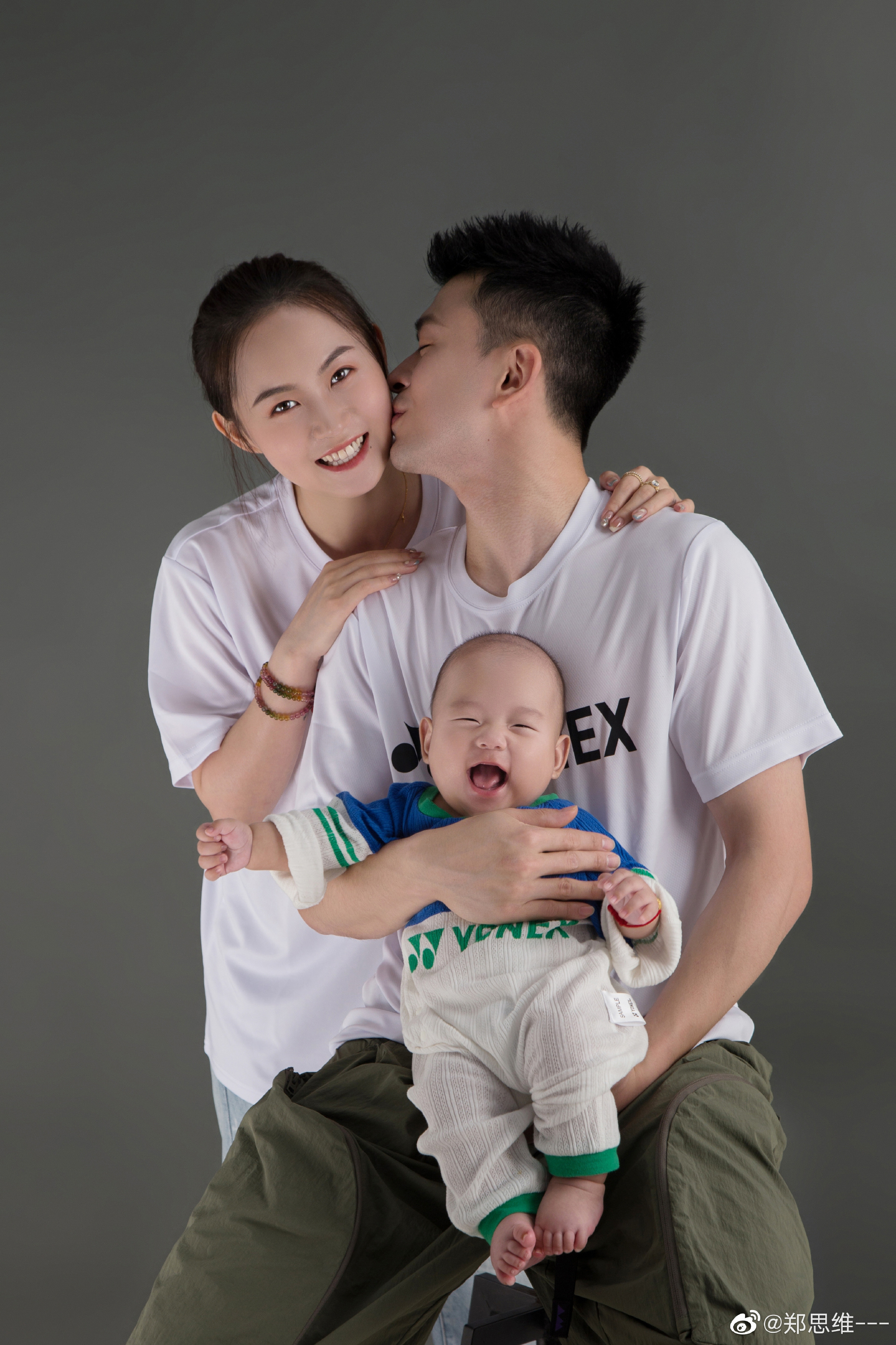 国羽世界冠军晒全家福,国羽世界冠军夫妇