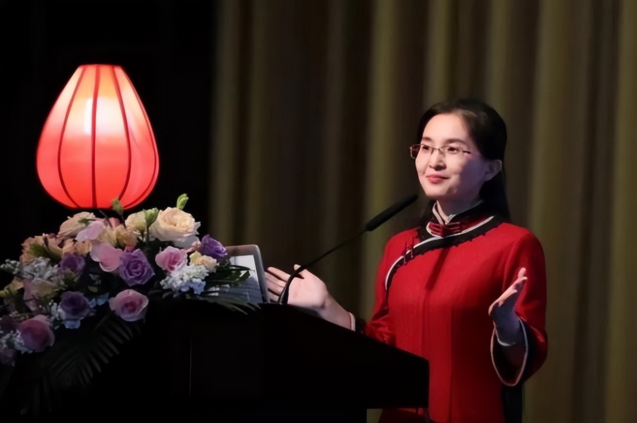 美女校长胡红梅：凭美貌出圈走上巅峰，成“文字小偷”跌下神坛