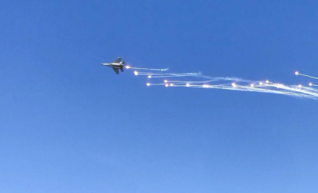 6月3日消息：美军机抵近山东舰，歼16没给歼15机会，与美机拼*刀刺**