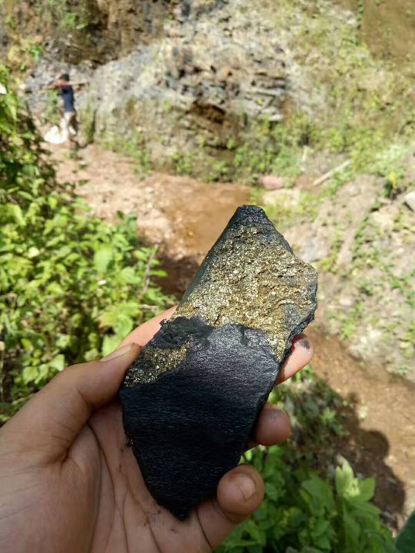 山西老农砍柴发现藏金洞,山西老汉发现山洞洞里藏金砖