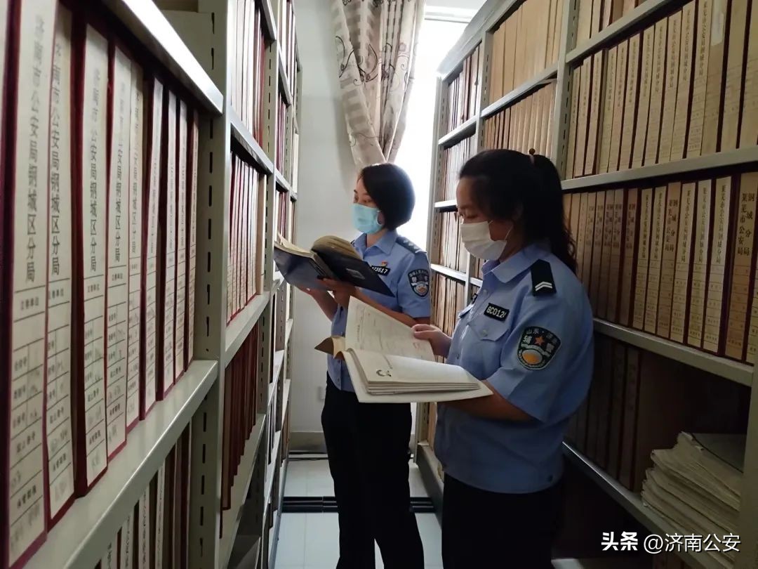 查询民警警号可以打110查询吗,报警人有权利拍出警民警警号吗