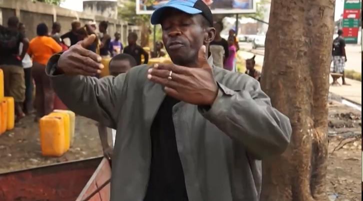 非洲穷人*款贷**20万买名牌，饿得吃树叶，也要买4万的鞋子出门显摆