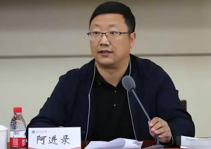 既当裁判又当运动员？高校领导被本校拟录取为博士，校方回应敷衍