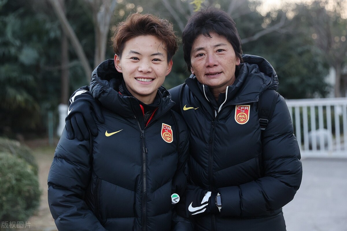 复盘！水庆霞未获得“最佳教练奖”，郝伟“折桂”为入主国足铺路