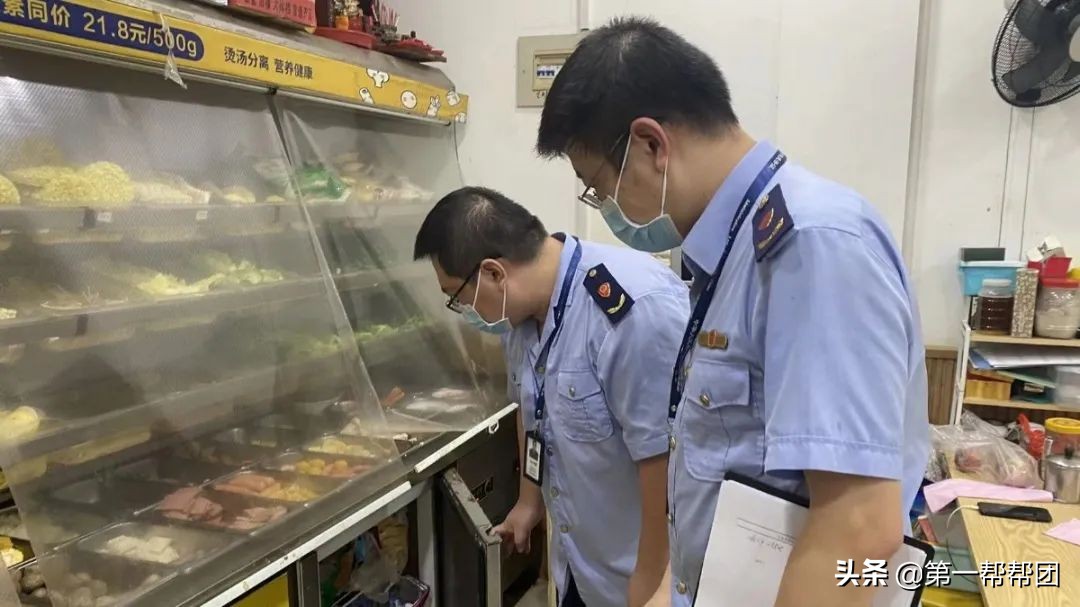 食品加工区设厕所，调料区飞苍蝇，这几家网红外卖店，你点过吗？