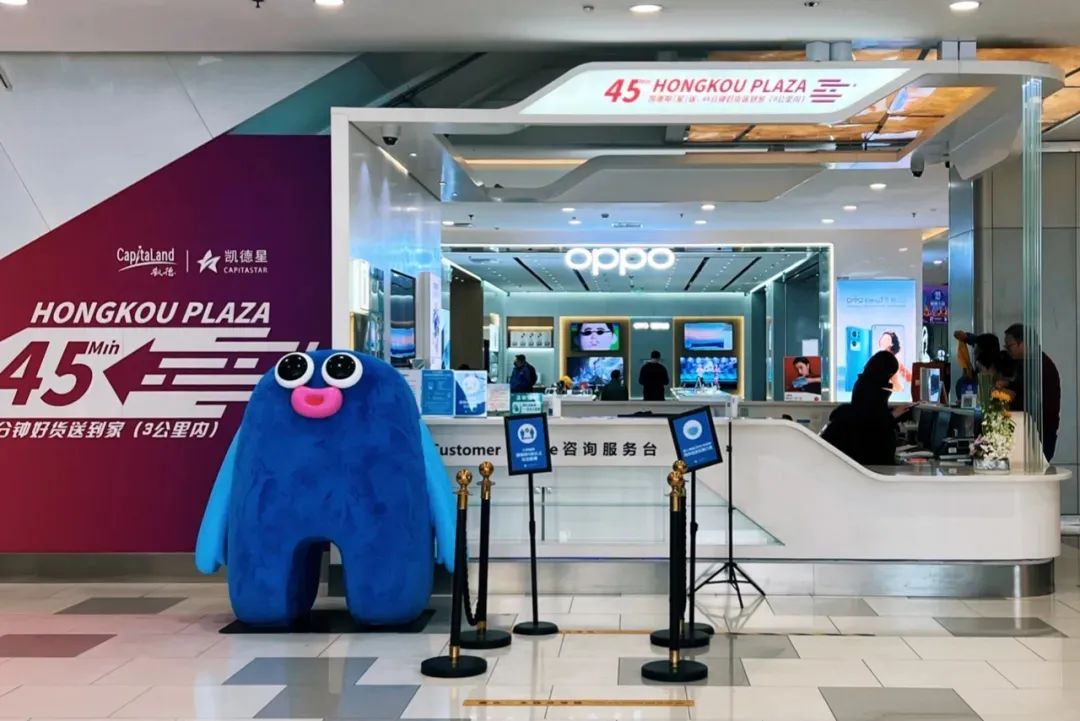 购物中心电梯两边手扶梯陈列 (购物中心顶楼业态规划)