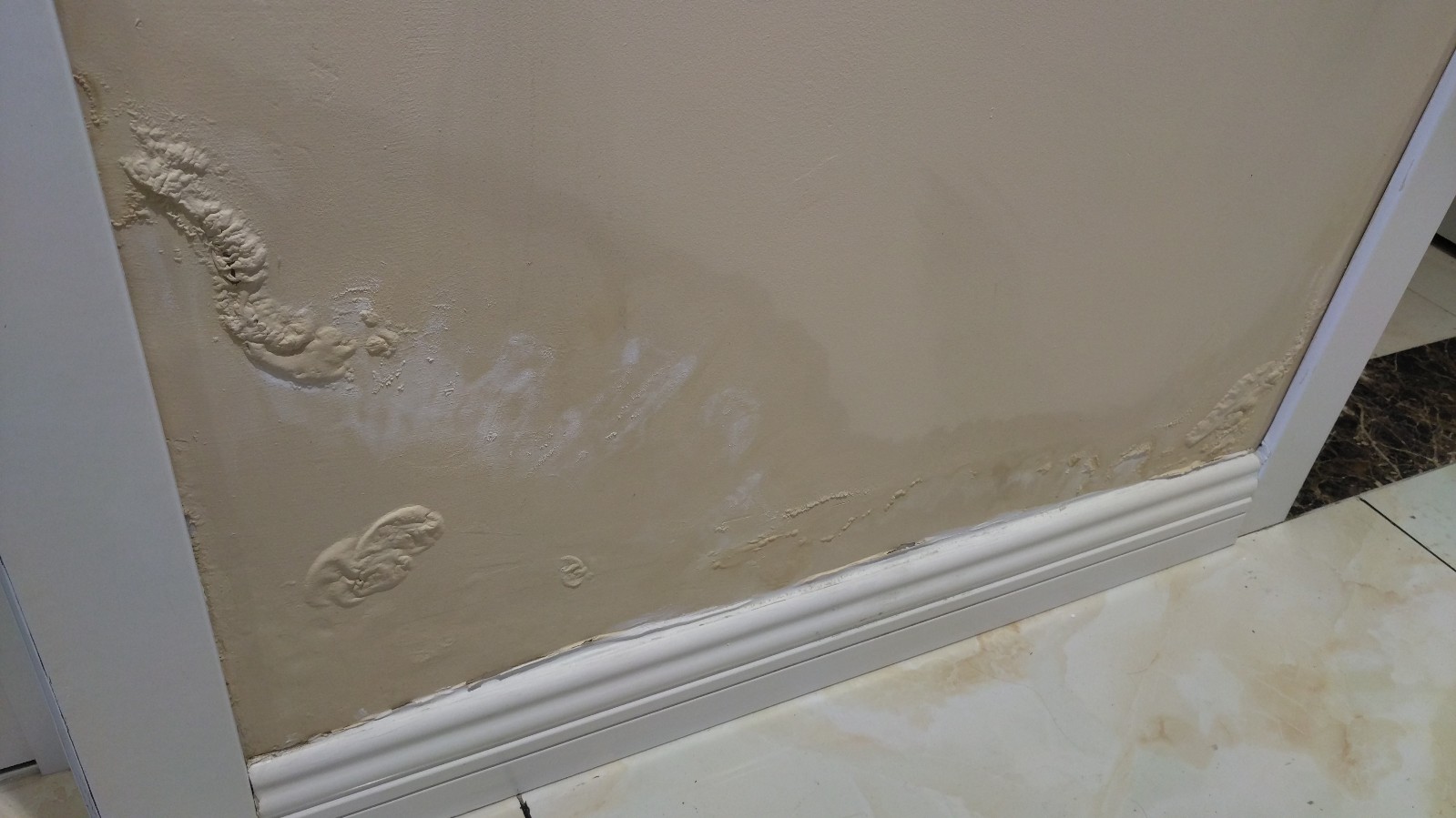 卫生间墙面渗水有什么方法解决,卫生间墙面渗水到隔壁房间吗