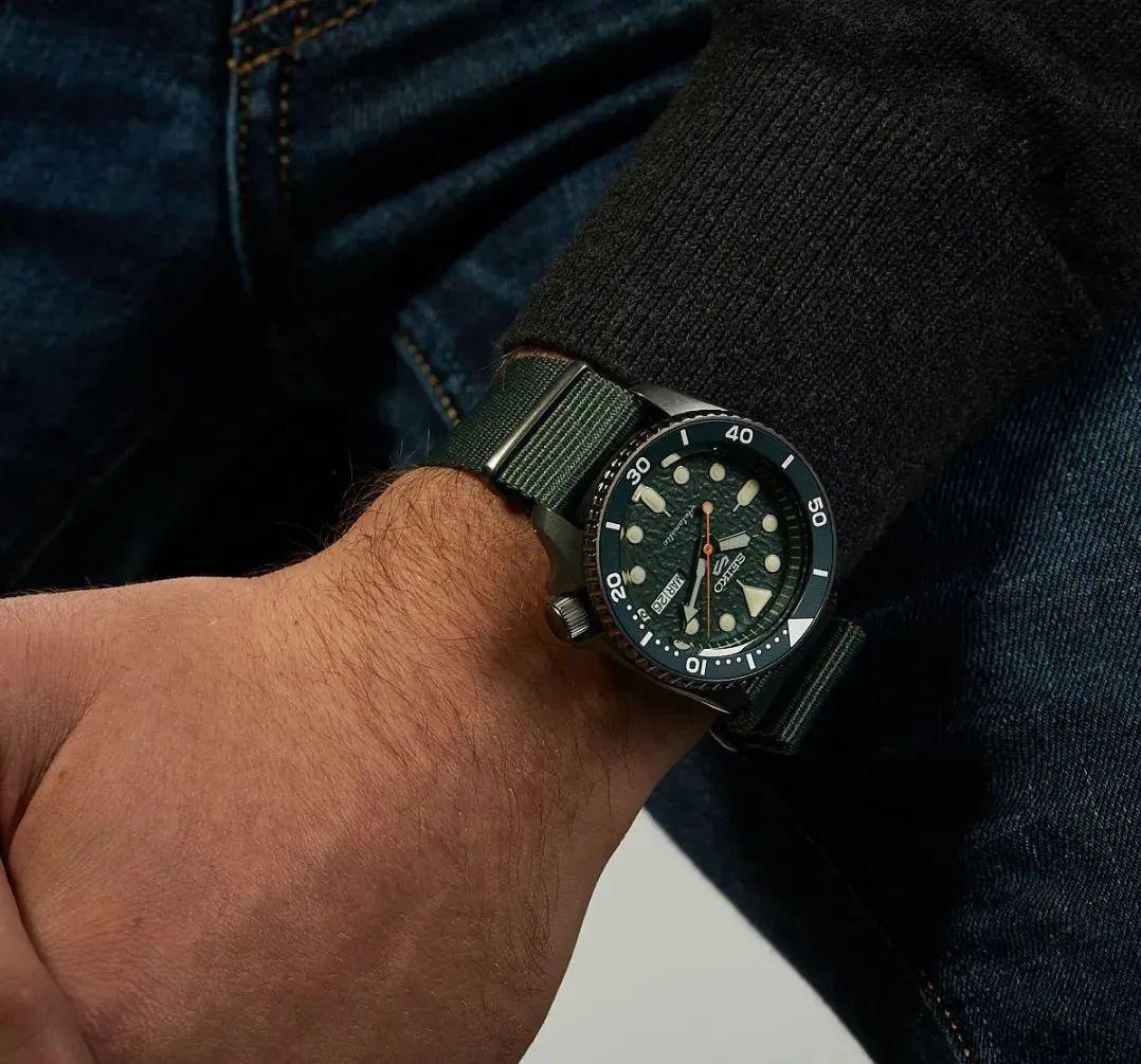 年轻人戴什么表比较合适,年轻人戴机械表还是智能表