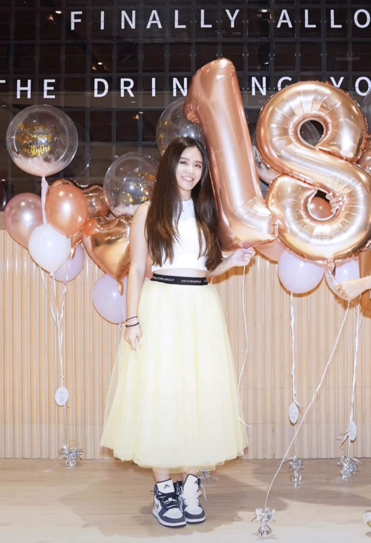 钟镇涛22岁女儿为继母庆祝,钟镇涛71岁大寿视频