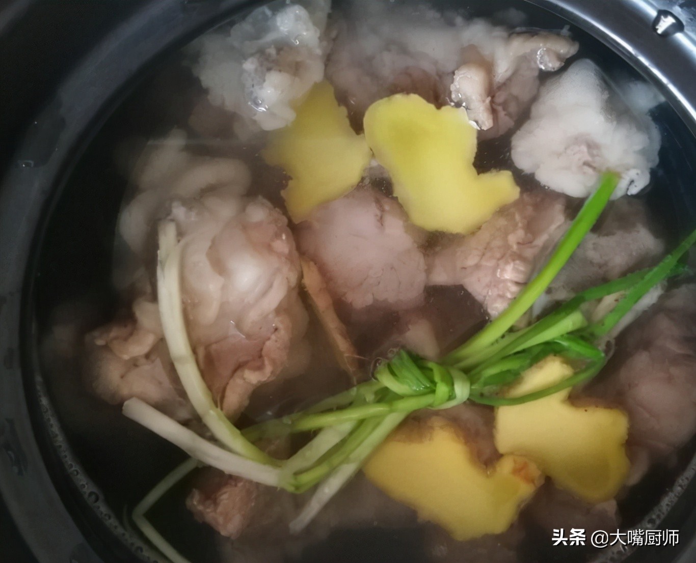 炖排骨肉时记住三不放,炖排骨汤要不要过血水