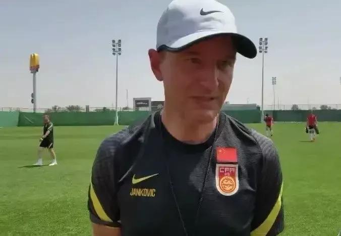 为什么感觉便宜的球不好踢,球踢不高踢不远是什么问题