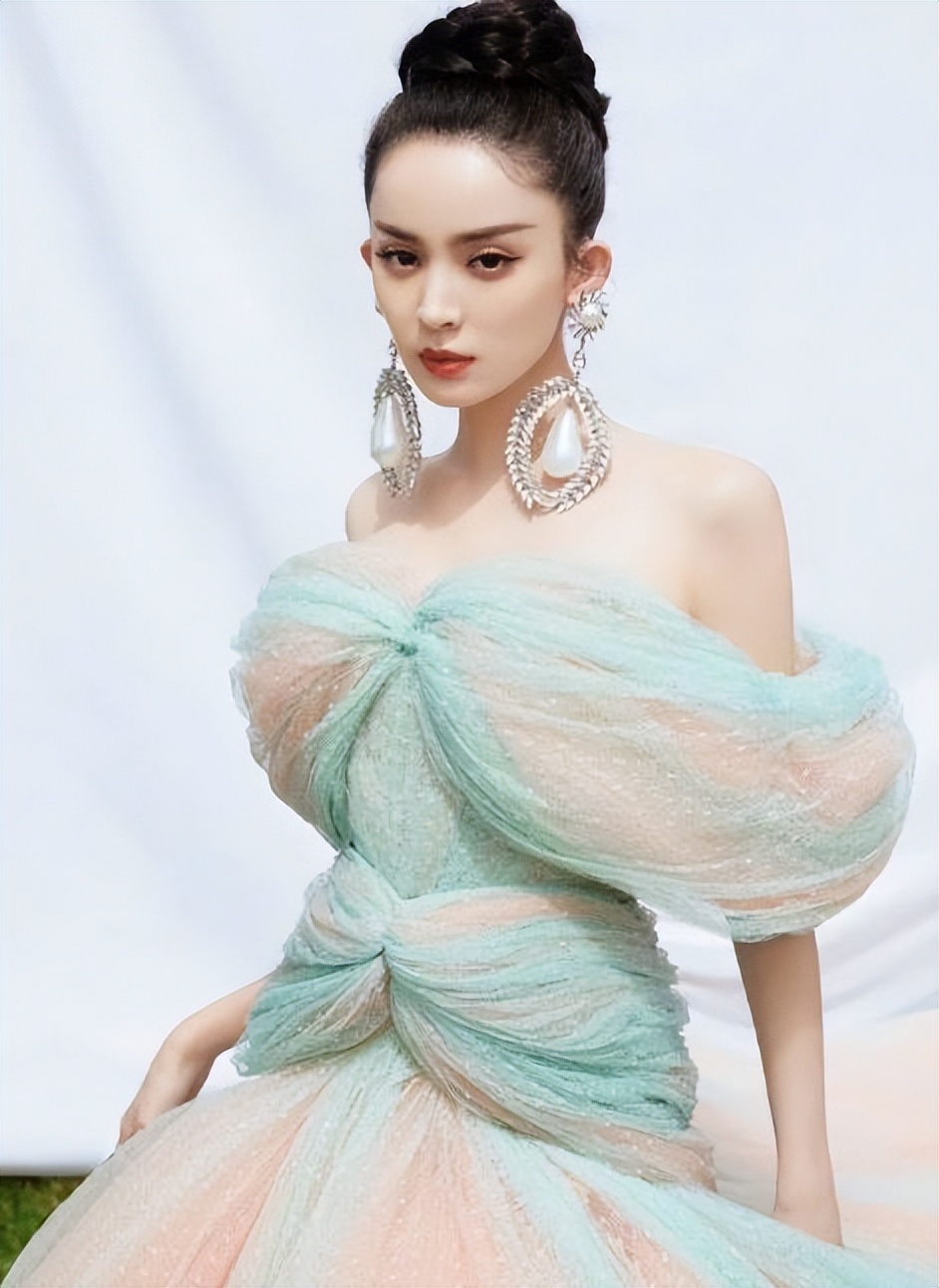 辣眼睛！娜扎穿3800元低腰裤，*裤底**外露被嘲恶心，评论区差评一片