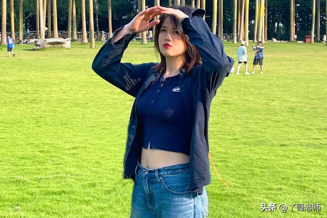 穿露脐装初中生,初中女生冬天穿露脐装