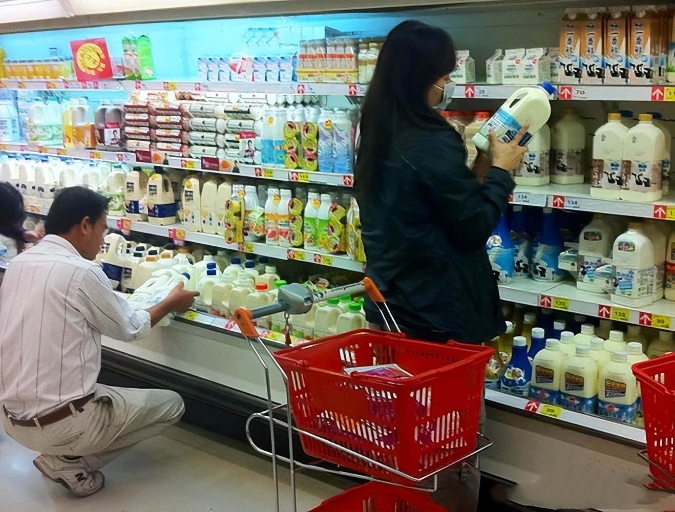 天价牛奶占领超市货柜，背后是智商税吗，那它又贵在了哪里？