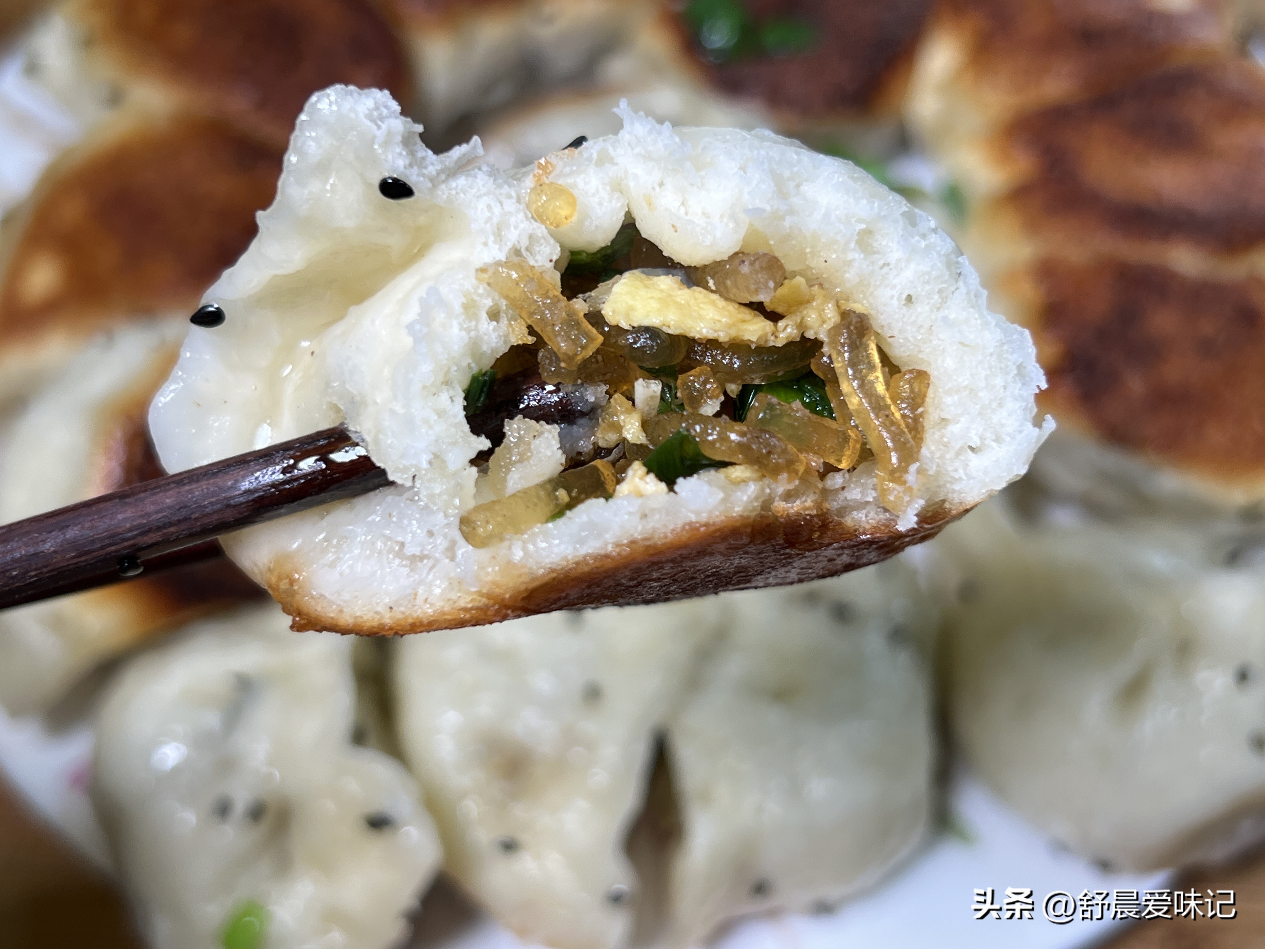 水煎包要想好吃，关键记住这两点，底部金黄，蓬松柔软，馅料鲜美