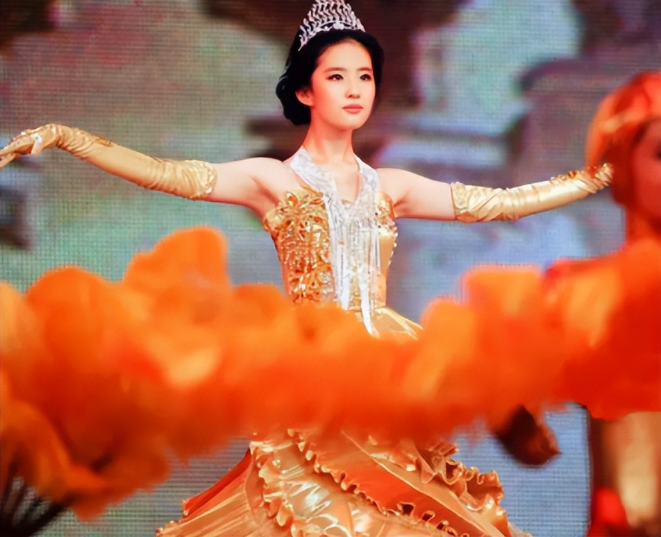 全家最丑刘亦菲,多年后才发现,“神仙姐姐”口中的妈妈有多优秀