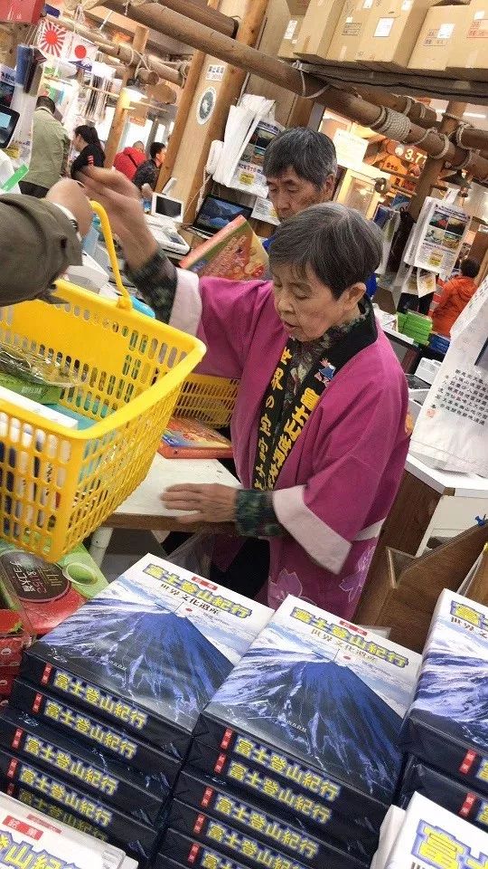 社保十万交费25年在深圳退休,交15年社保在深圳退休可以领多少