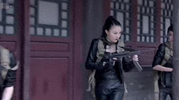 牛角胸罩,诱惑式舔刀尖,这些颠覆三观的镜头,看完让人一言难尽