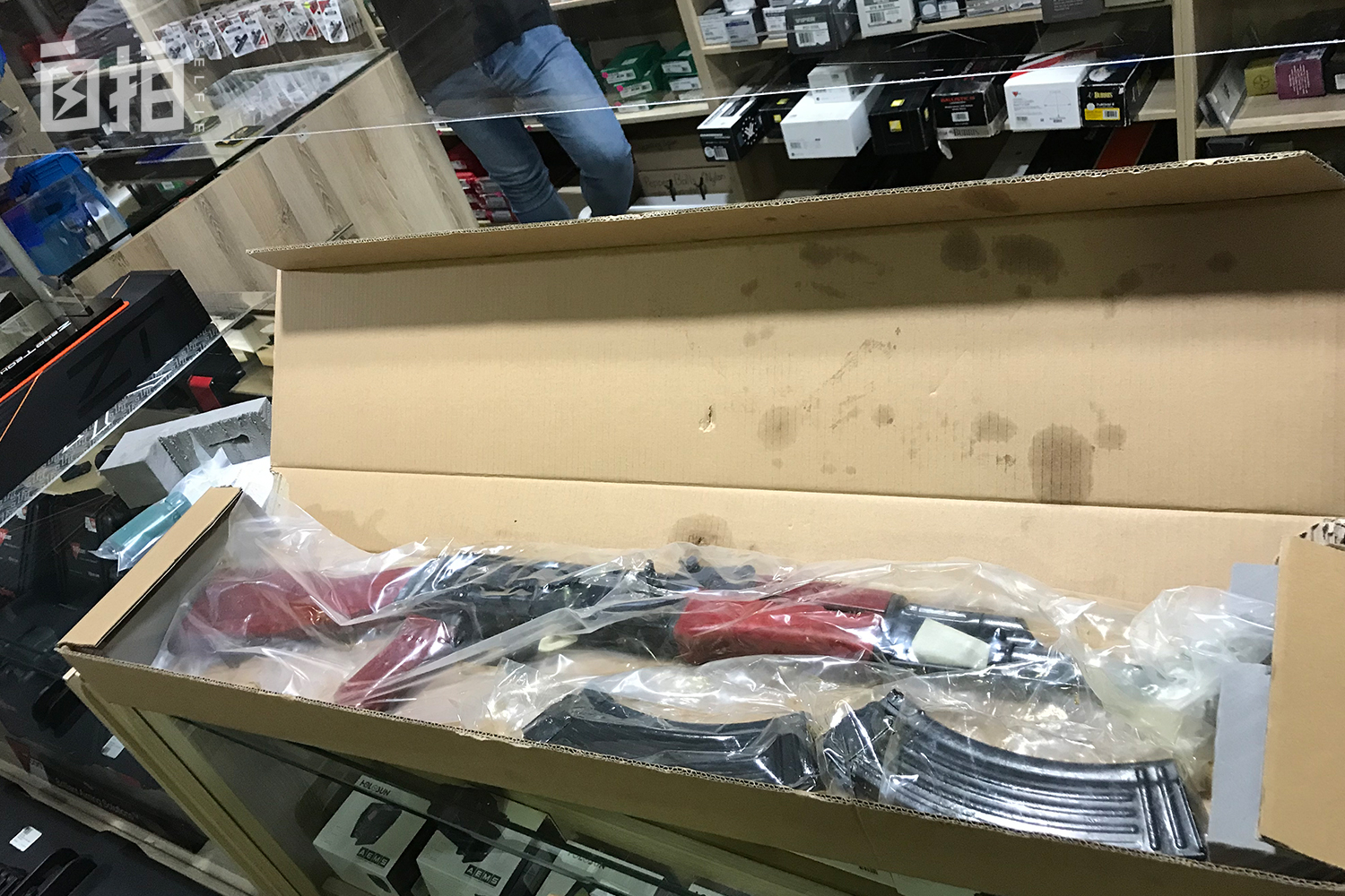 我，身高1.95米，16岁离开球队讨生活，在南非开持枪安保公司