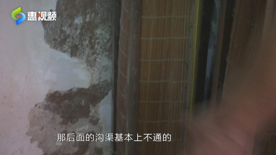 小区地势低洼下雨导致储藏室进水,一小区排水管再漏水至污水淤积