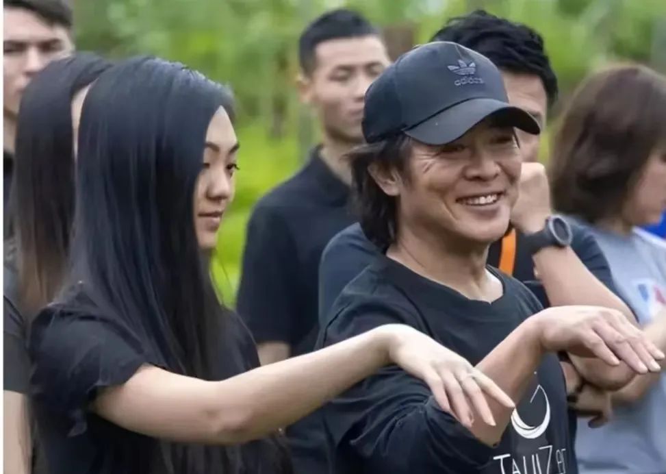 多次“被去世”的李连杰，精神得像打了鸡血一样跟女儿在国外逛街