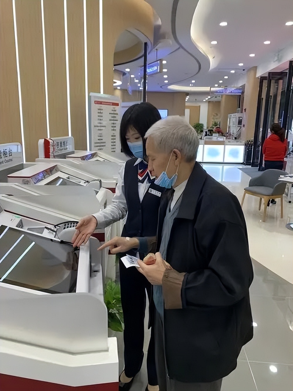 有银行存款的老年人注意三件事,银行有定期存款的老人要注意了