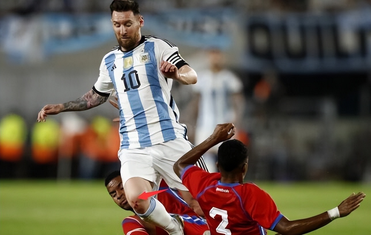 又是苦尽甘来！梅西收获生涯800球！膝盖被铲出血也毫不在乎