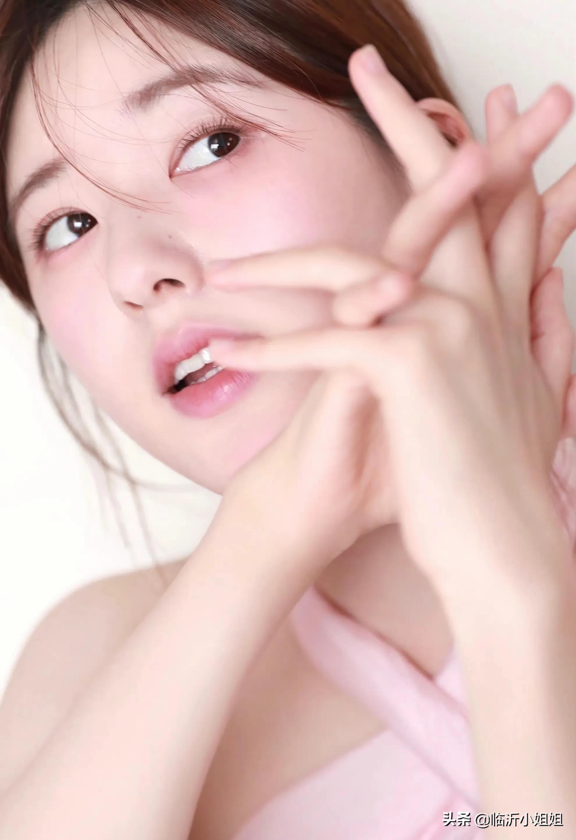 赵露思俏皮可爱的少女感,赵露思时尚俏丽