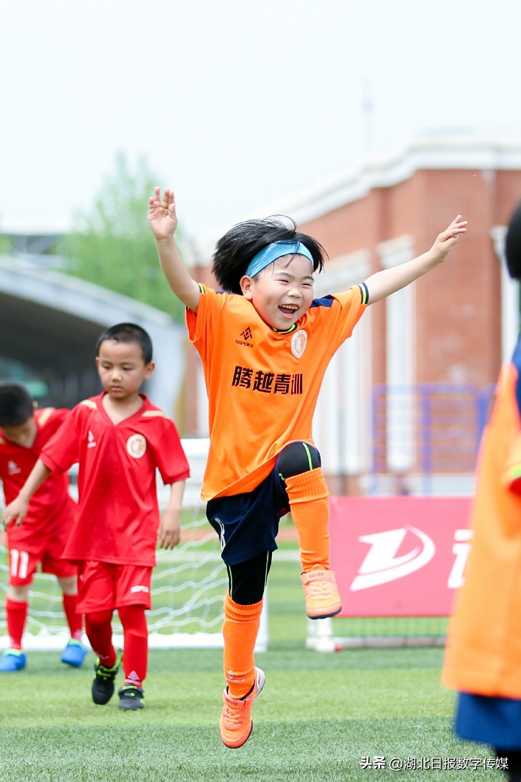 幼儿园孩子踢足球创意视频,足球比赛萌娃看台