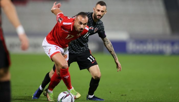 他其貌不扬，是“豆包姐”同胞，本赛季28岁的他要带队拿比甲冠军