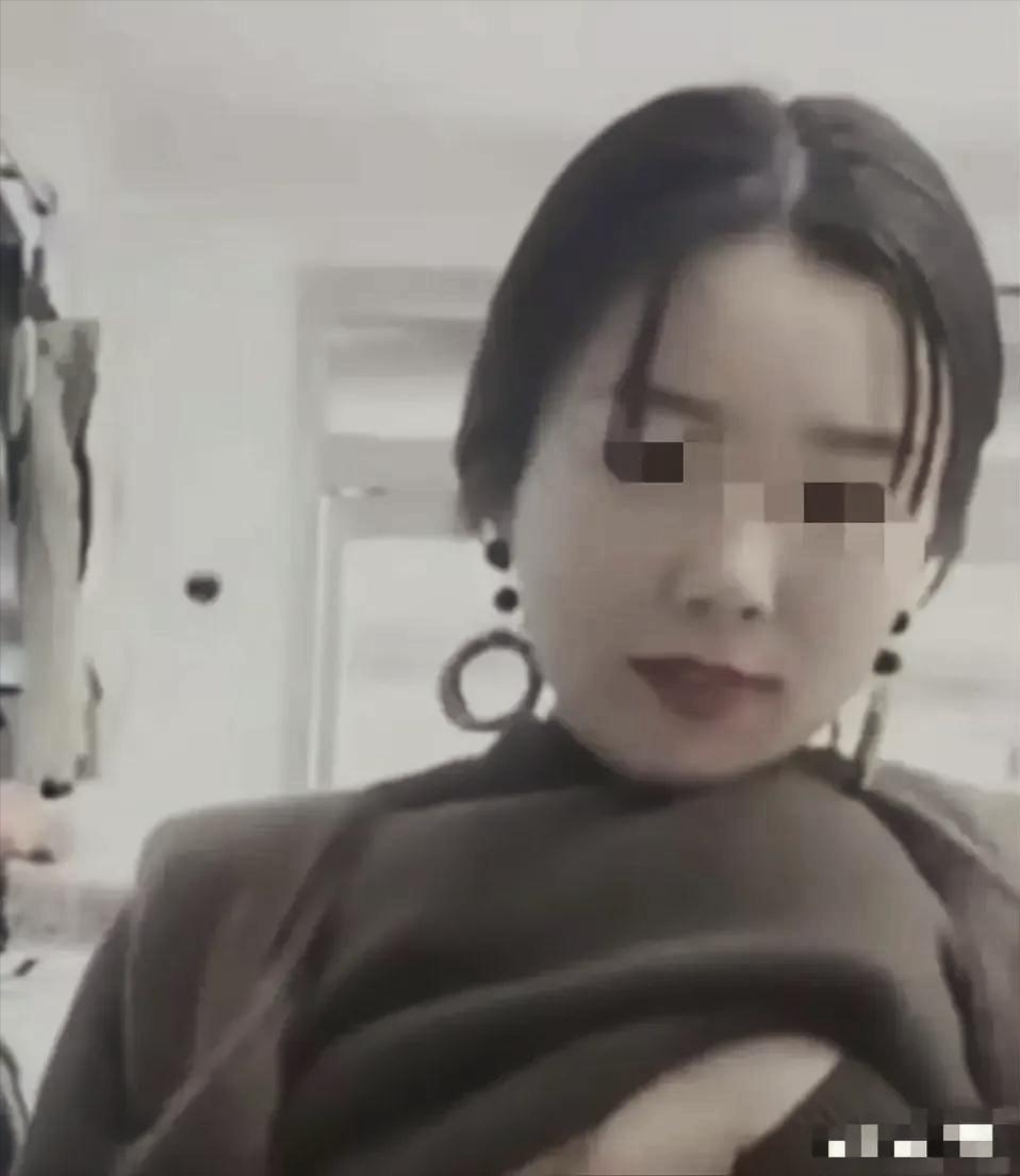 女主播直播“脱裤露乳”遭网友痛斥，社会舆论强烈反对其道德败坏