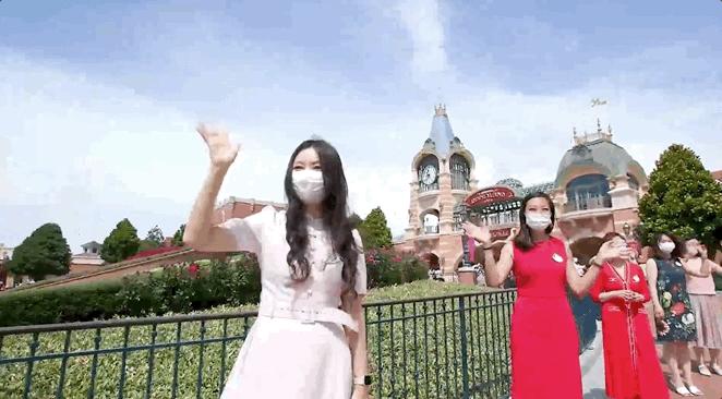 上海迪士尼怎么和玲娜贝儿合影,只有上海迪士尼有玲娜贝儿吗