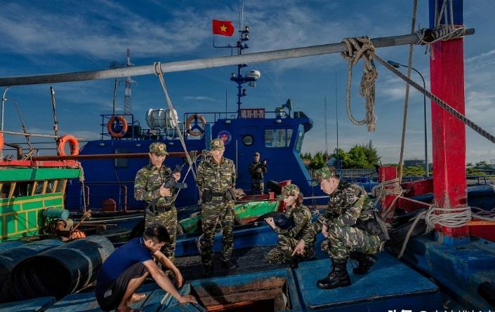 美女帅哥站船上，手持国产小步枪！越南的这份自信值得我们学习