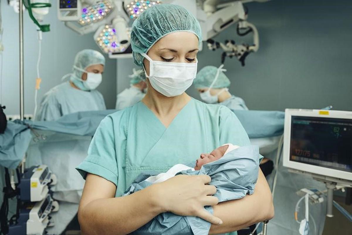 孩子出生时护士通知是男孩,孩子出生后护士问要抱孩子吗