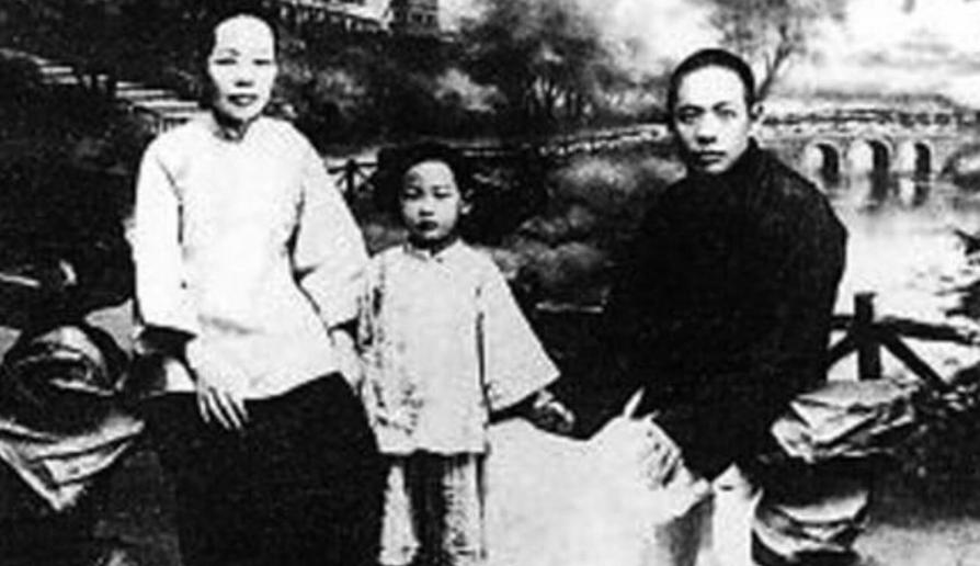 居里夫人何泽慧简历,何泽慧与居里夫人合影照片