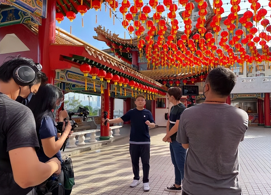 我，80后重庆人，到马来西亚开火锅店爆火，当地人吃免费蘸料上瘾