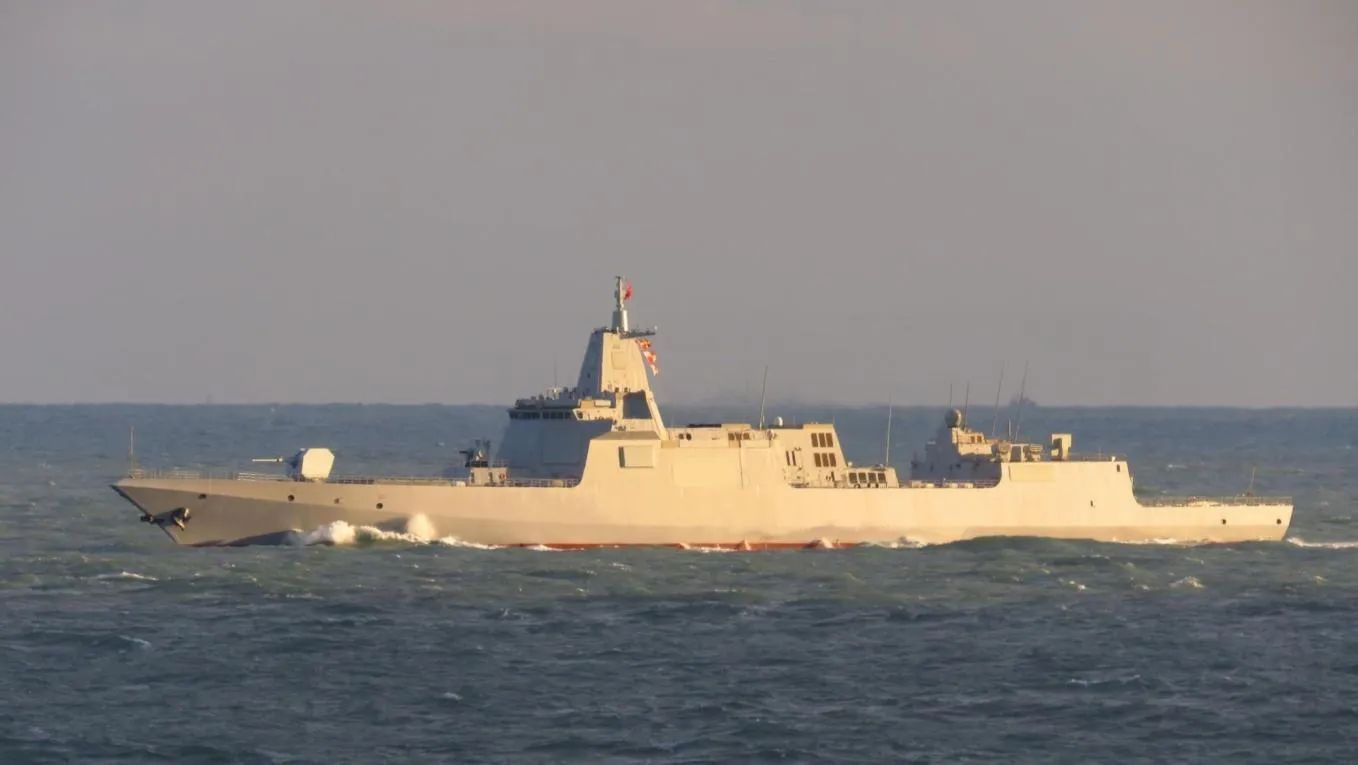 055和美国航母哪个厉害,055和美国航母