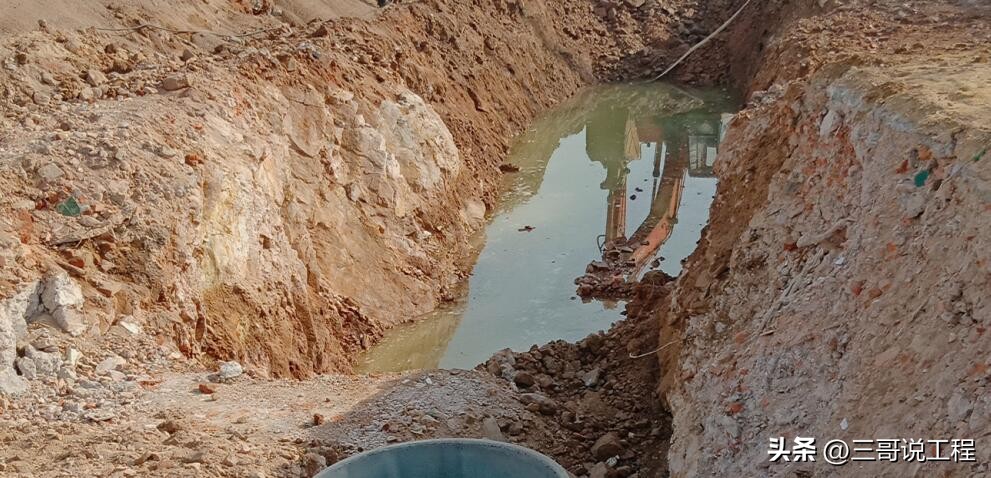 开挖管道时如何保证管道沟槽顺直,排水管道沟槽开挖坡度控制
