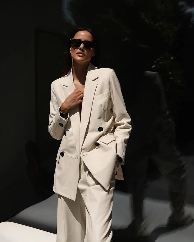 白色西装怎么穿出很飒的感觉,秋冬款米白西装怎么搭配高级感