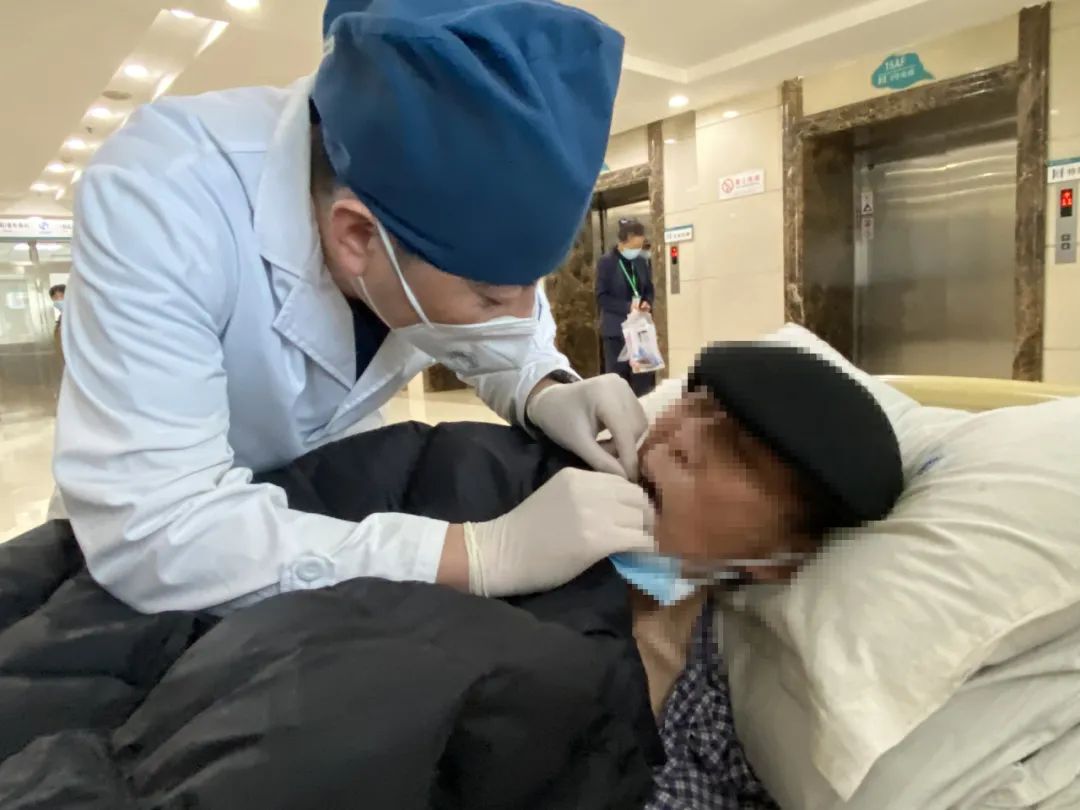 医术精湛暖民心患者感恩送锦旗,医德高尚暖人心患者感激送锦旗